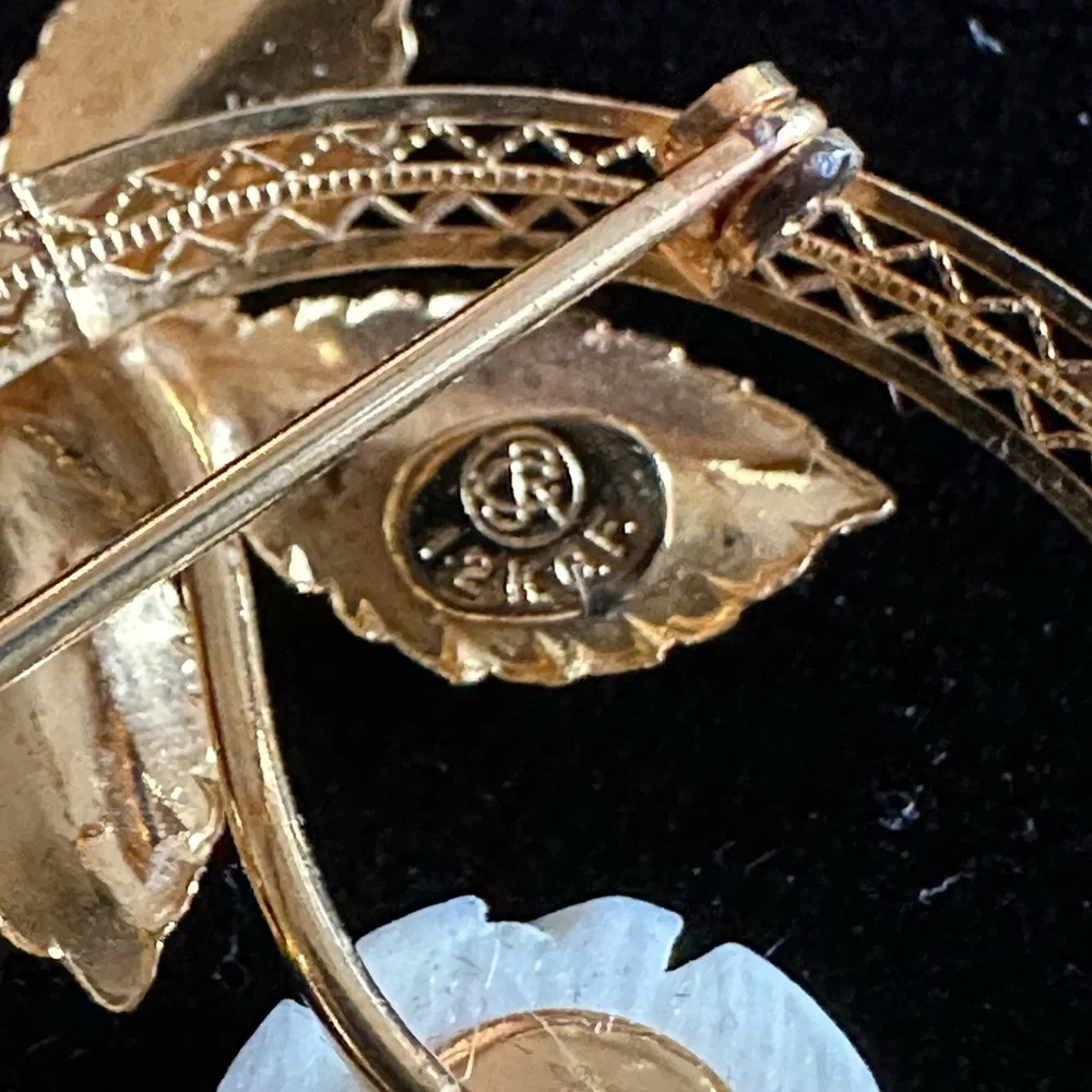 Vintage EUC 12K gold filled brooch with carved cream resin rose in original box - Picture 5 of 7
